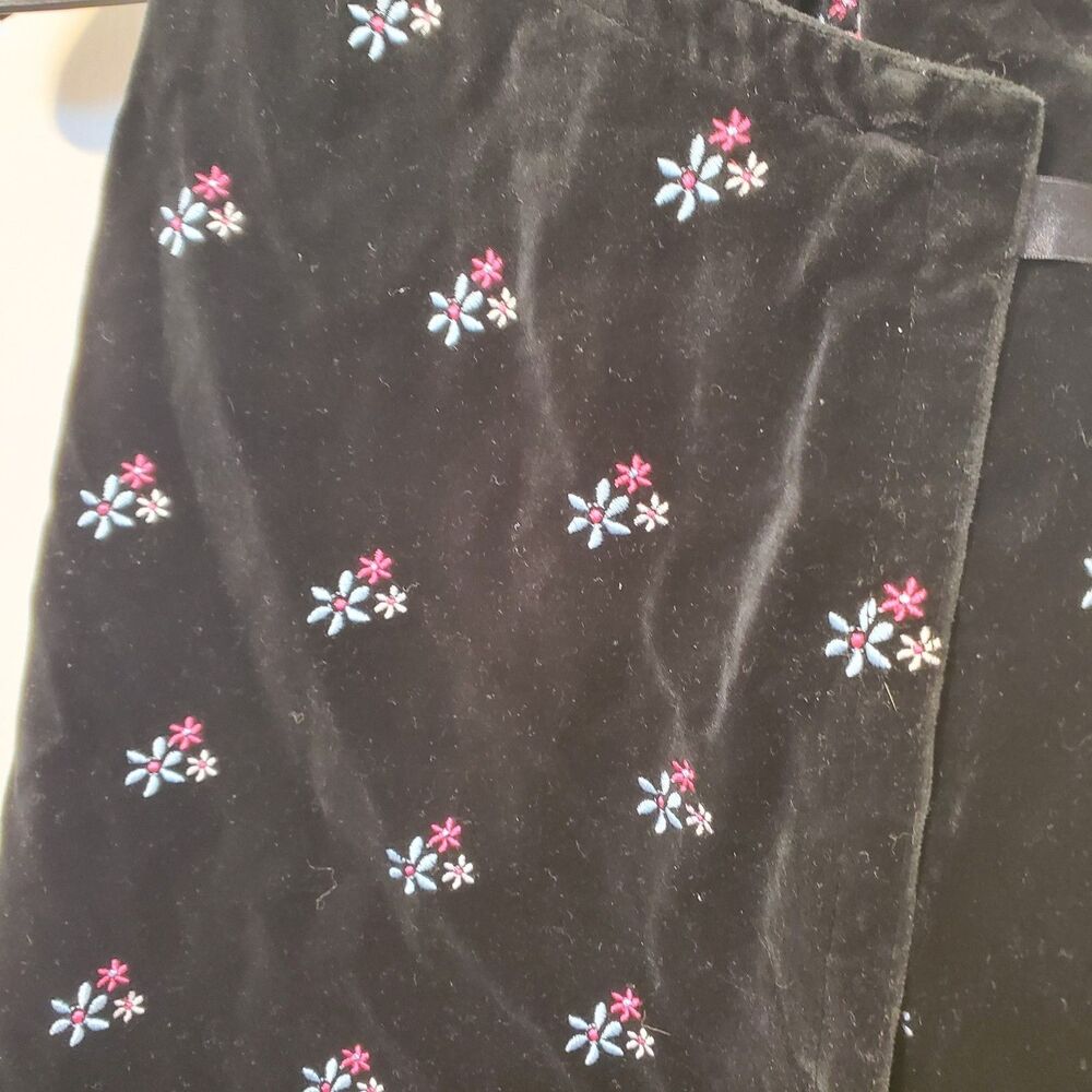 Hanna Andersson Black Velvet Wrap Dress Velvet Feel Embroidered Flowers Sz 100 3 - Picture 2 of 7